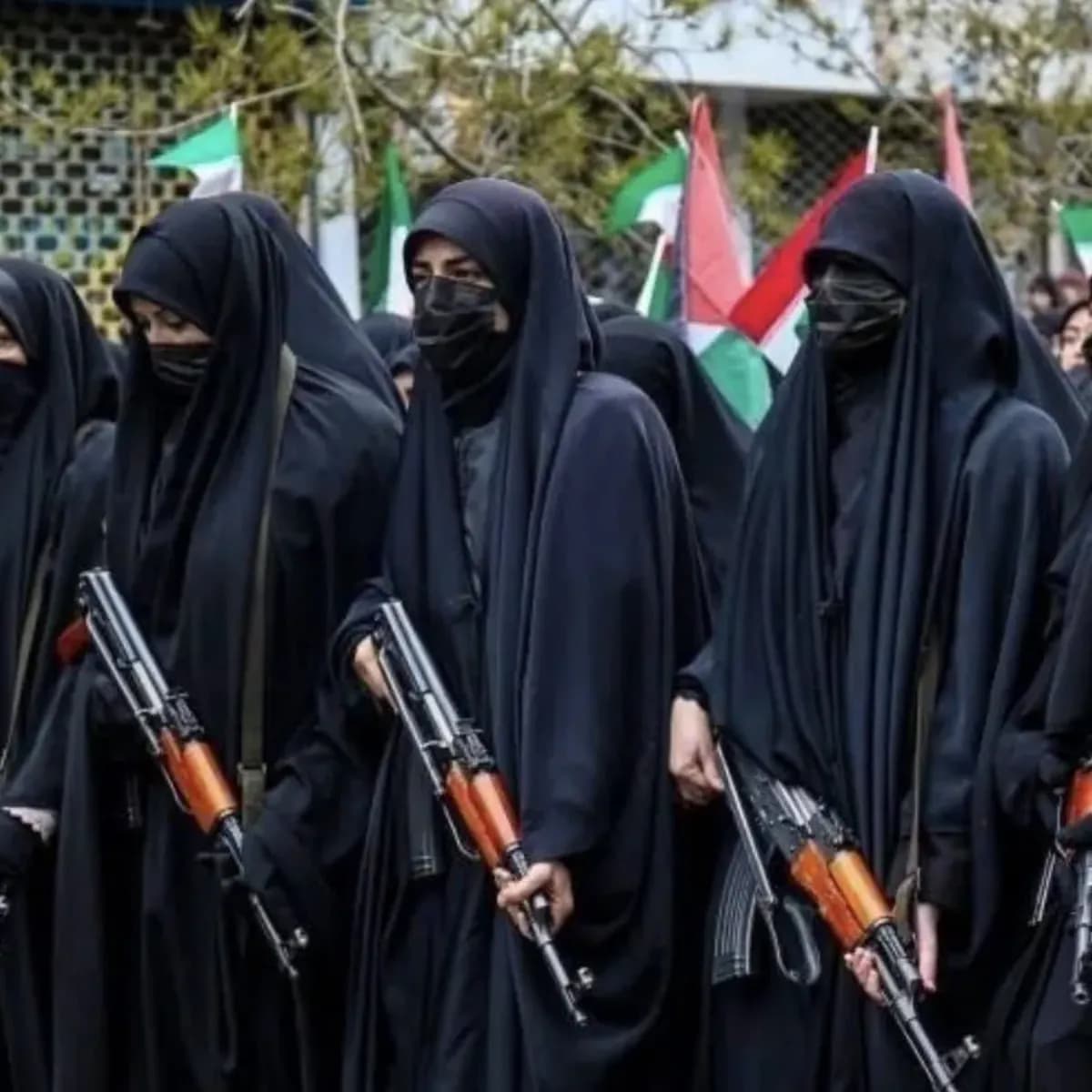İranlı kadınlar ABD tehdidine karşı silahlandı