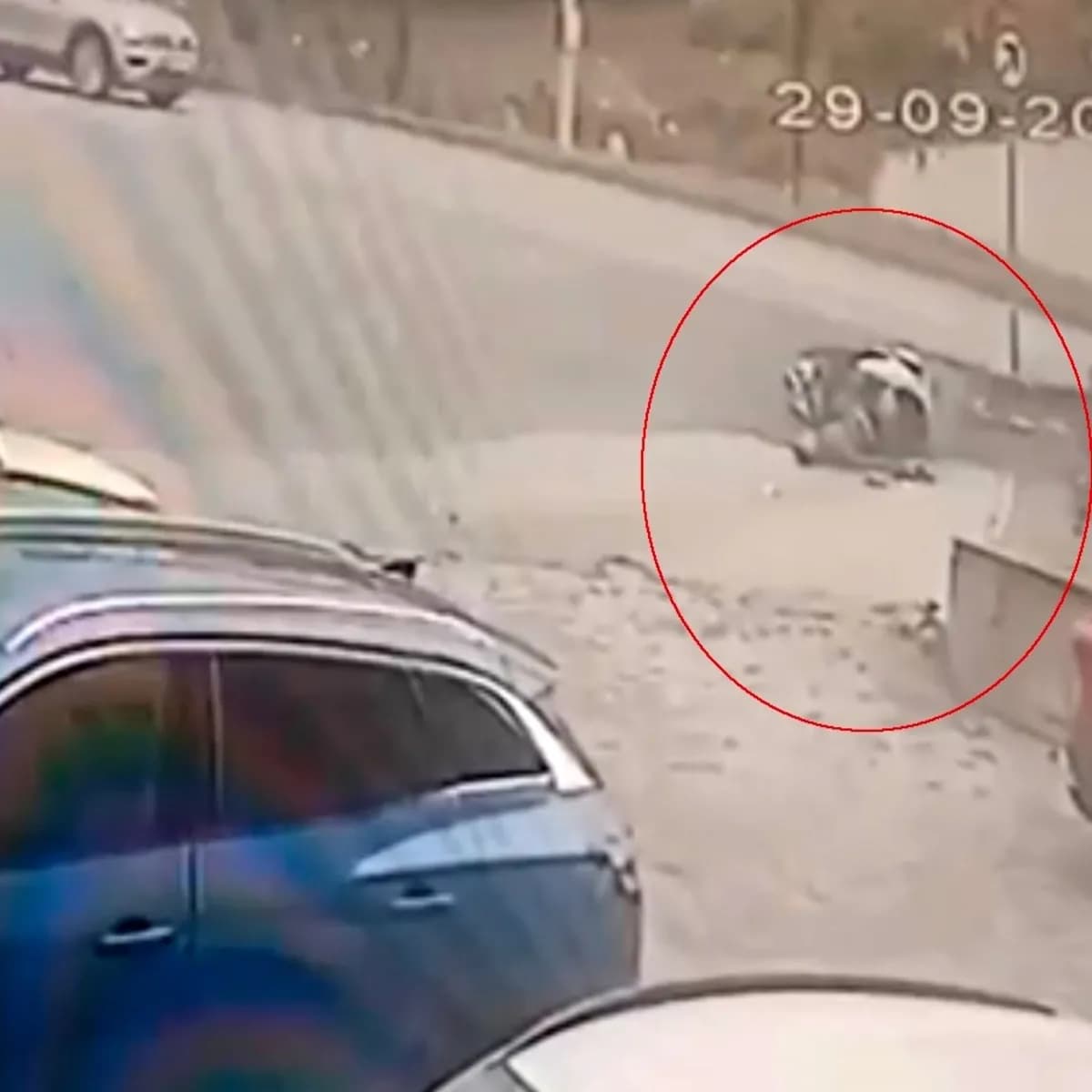 Ters yönde faciaya davetiye çıkardı! Motosikletli ağır yaralı