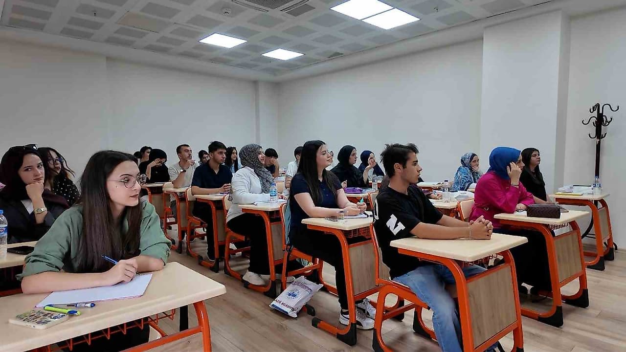 Elazığ Belediyesi Gençlerin Eğitimine Destek Oluyor