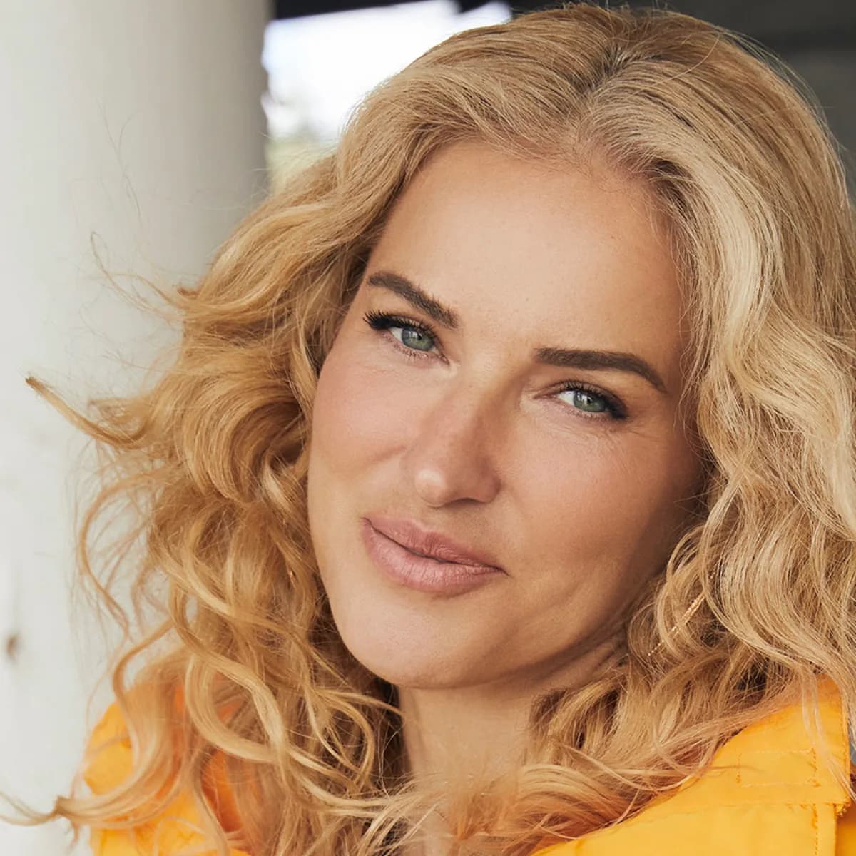 Burcu Esmersoy imajını değiştirdi, uzun saçlarını kısalttı