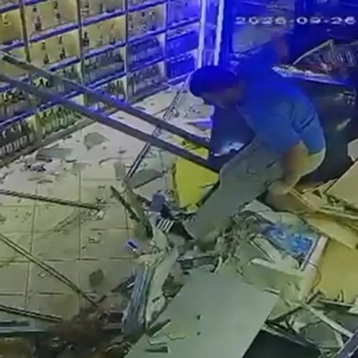 Veresiye tartışması ortalığı karıştırdı: Kamyonuyla tekel bayisine daldı