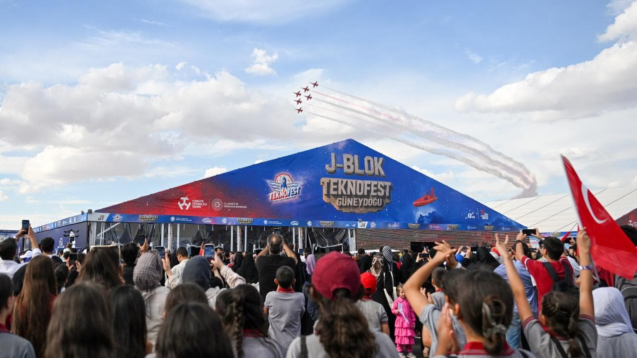 Türk Yıldızları'nın nefes kesen gösterisi TEKNOFEST Güneydoğu'da