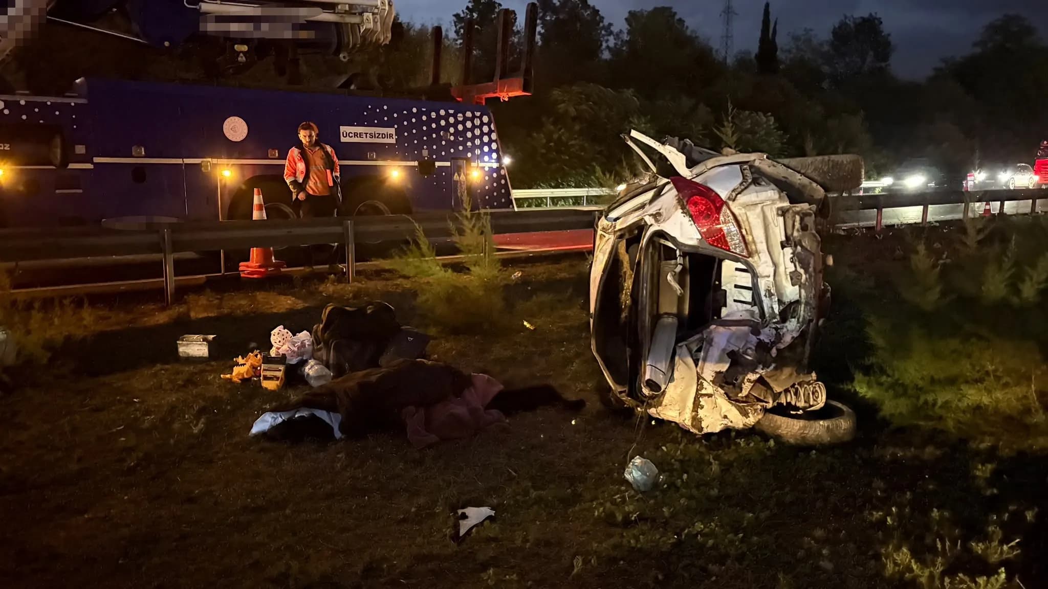 Sakarya Hendek'te otomobil refüje devrildi!