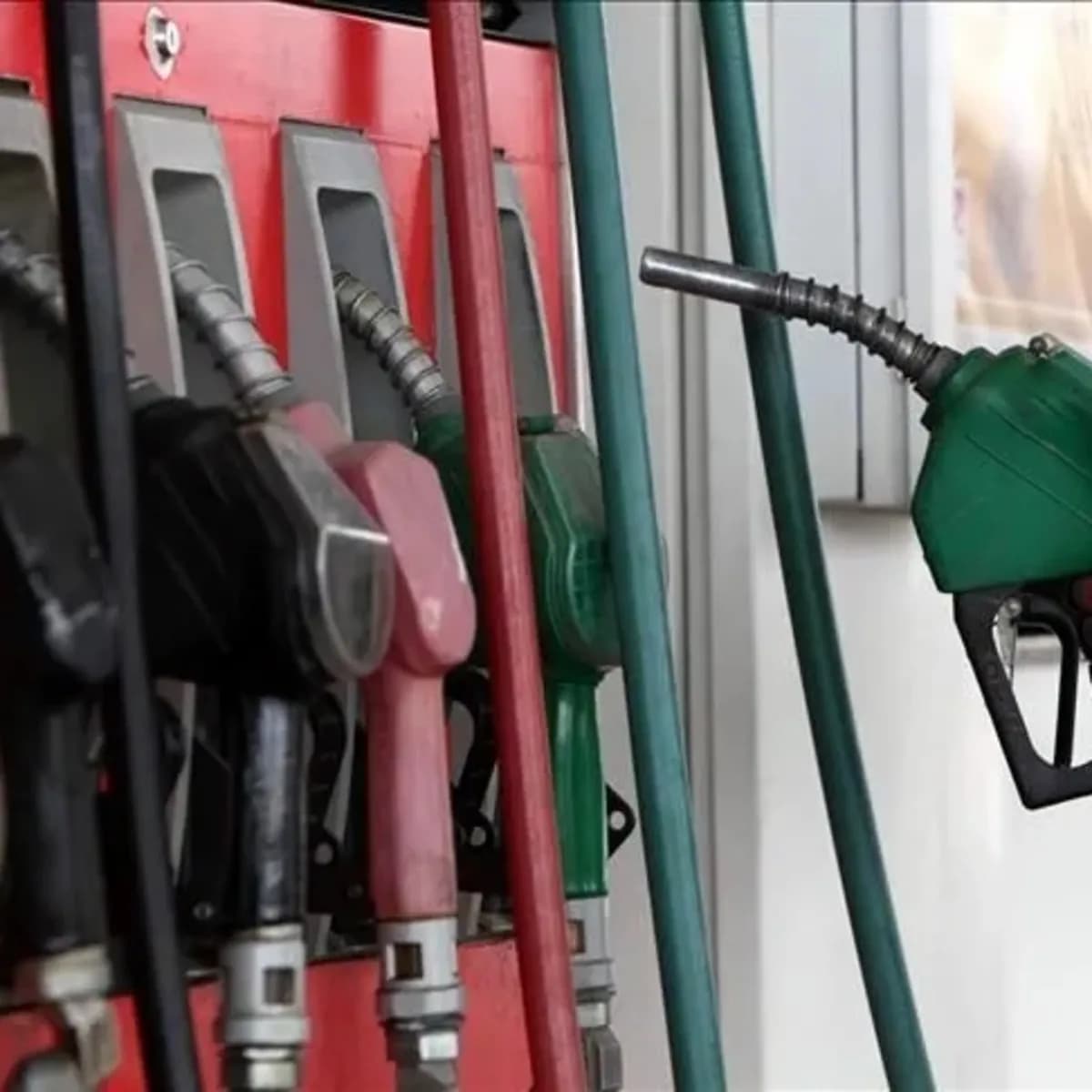 Eşel mobil döneminde sona gelindi! Benzine beklenen 12,47 liralık zamma kademeli fren: Karar Resmi Gazete’de
