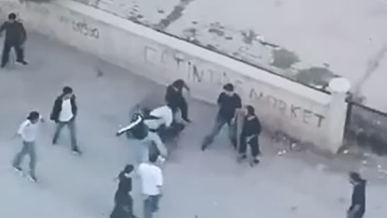 Elazığ'da Sokak Ortasında Şiddet: Gençlerden Şahsa Vahşi Saldırı