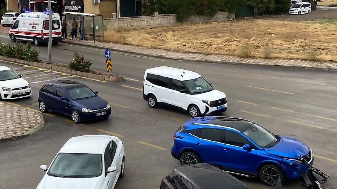 Elazığ'da Otomobiller Çarpıştı: 1 Yaralı