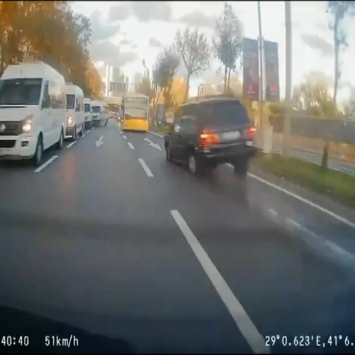 Sarıyer'de Kontrolden Çıkan Cip Otobüsle Çarpıştı: 3 Yaralı
