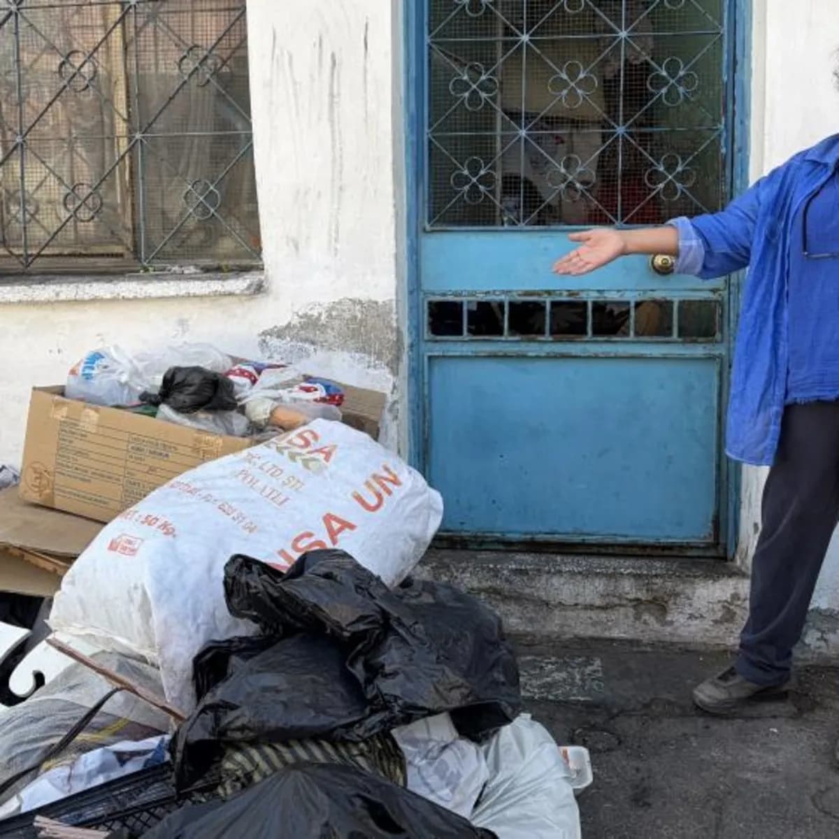 Konak'ta Yıllardır Temizlenmeyen Çöp Ev Mahalleliyi İsyan Ettirdi