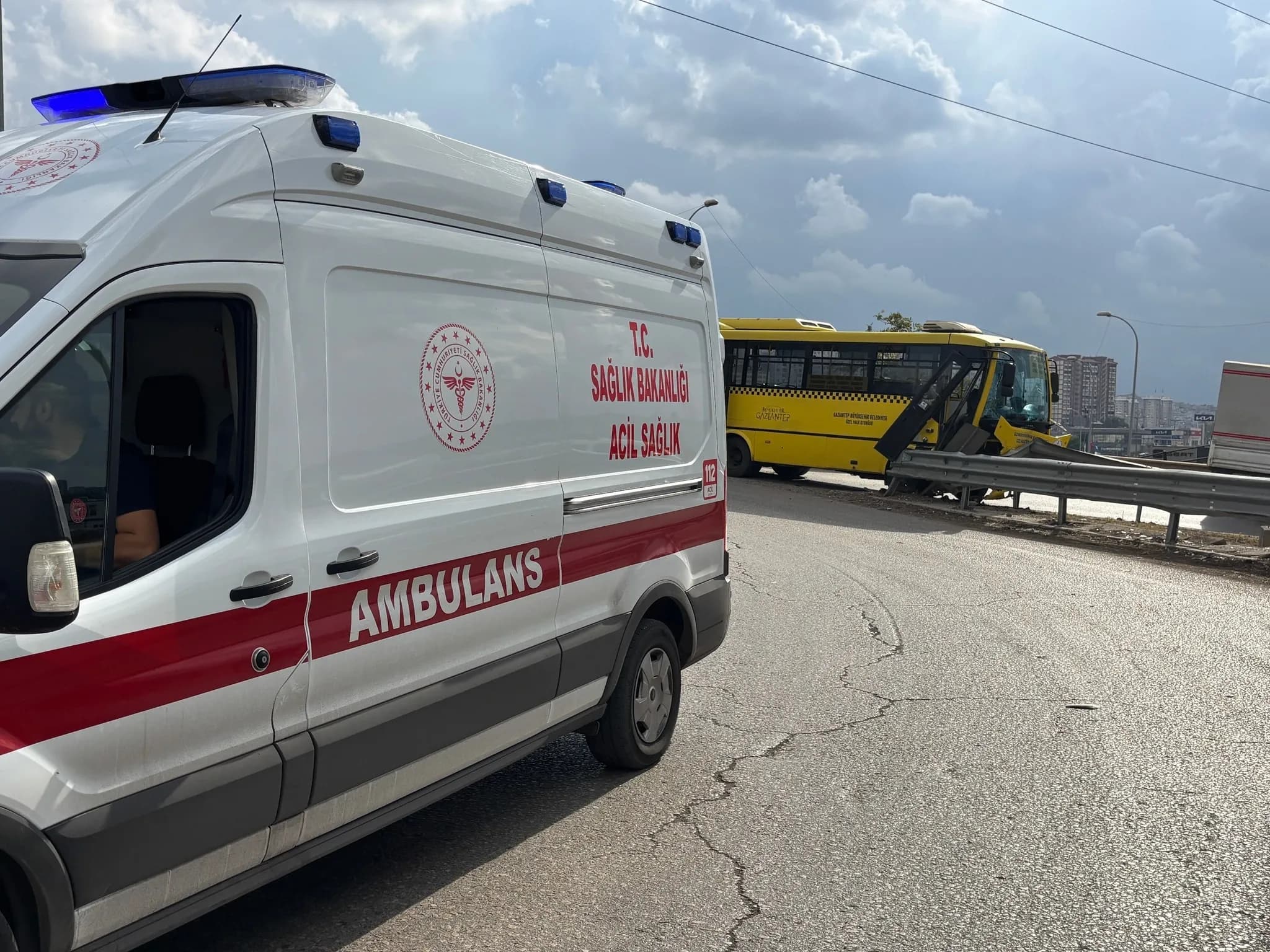 Gaziantep'te Halk Otobüsü Bariyerlere Çarptı: 9 Yaralı