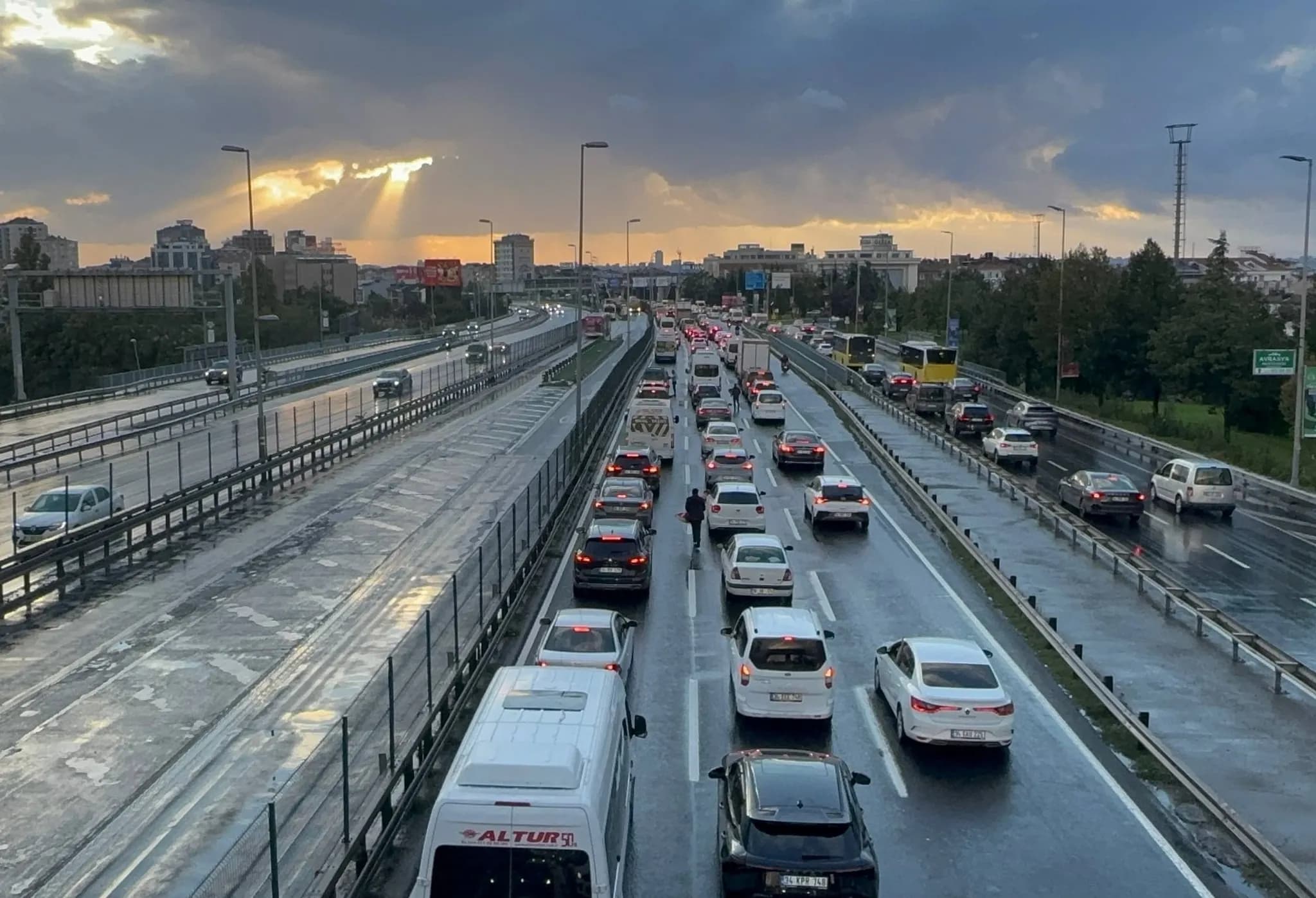 Megakentte Akşam Trafiği: Yoğunluk Yüzde 81'e Ulaştı
