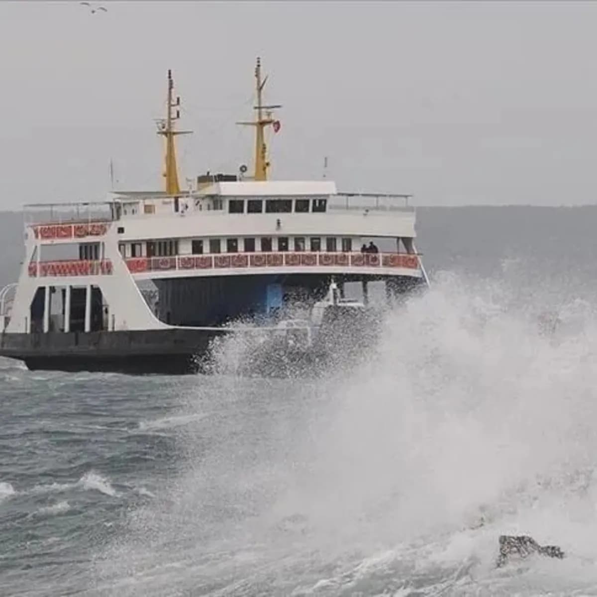 Kuzey Ege'de Olumsuz Hava Koşulları Nedeniyle Feribot Seferlerine İptal
