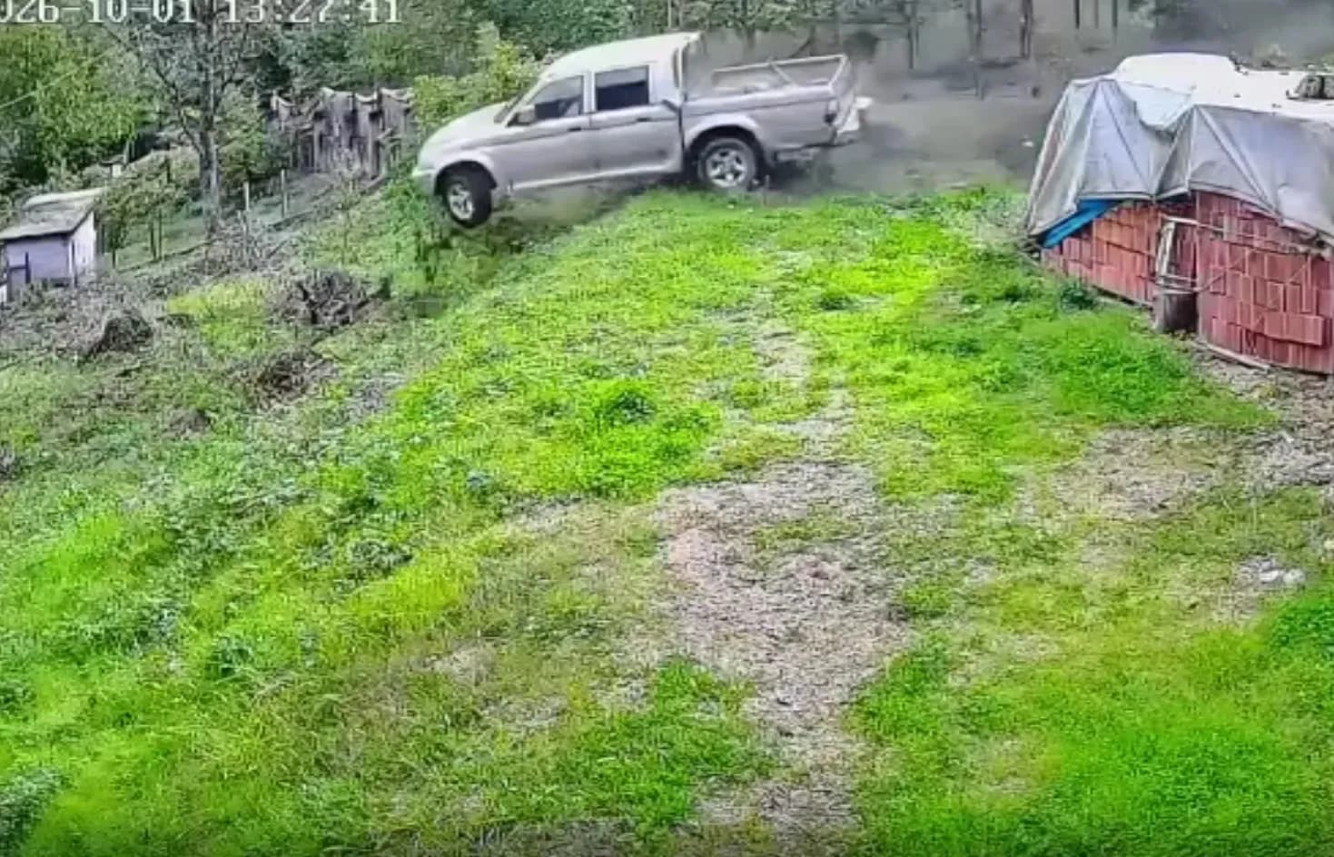 Kamyonet park halindeki araca çarpıp bahçeye devrildi: O anlar kamerada