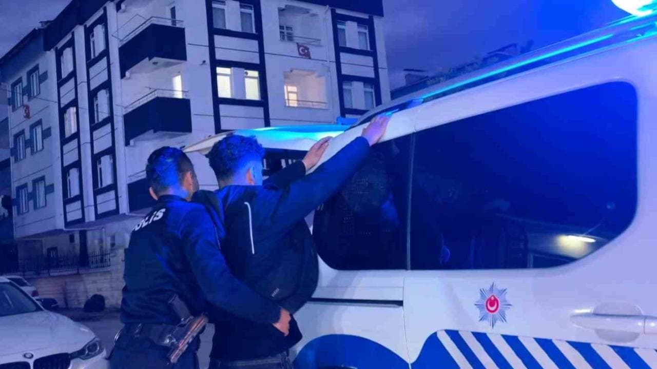 Sınavda Kopya Düzeneği Kuran Aday Yakalandı
