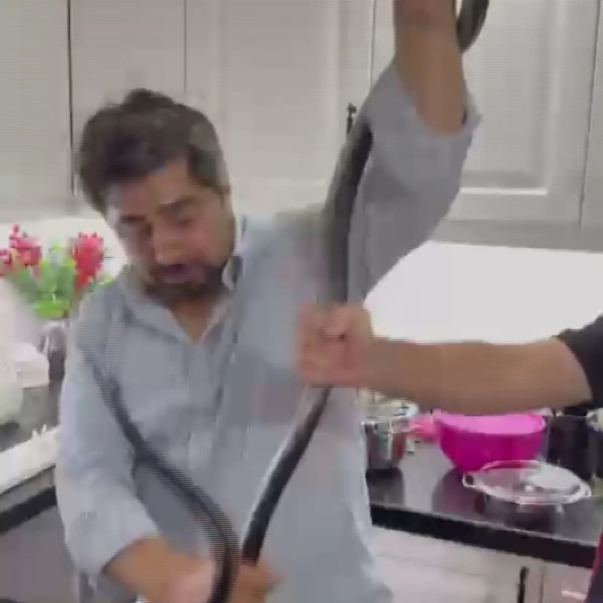 Mutfakta Mahsur Kalan 2 Metrelik Yılan 4 Saatlik Çalışmayla Yakalandı