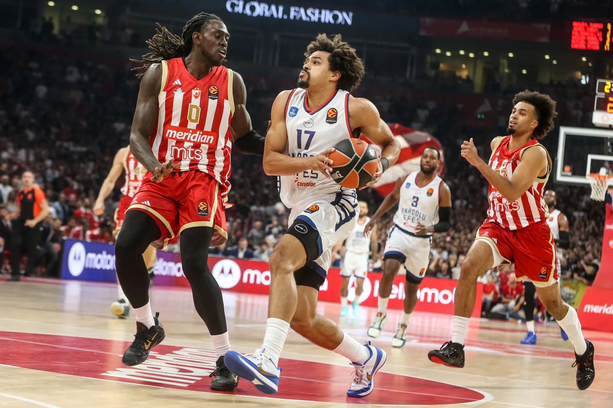 Anadolu Efes Sırbistan'da Mağlup: Mike James Sakatlanarak Oyunu Terk Etti