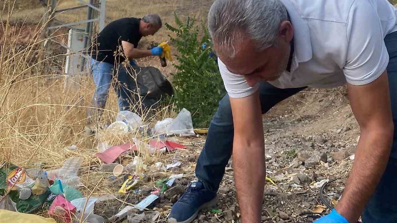 Elazığ'da Servis Şoförlerinden Çevre Temizliği Hareketi