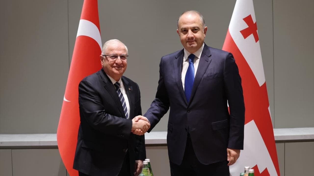 Milli Savunma Bakanı Yaşar Güler, Gürcistanlı Mevkidaşı Chikovani ile Bir Araya Geldi