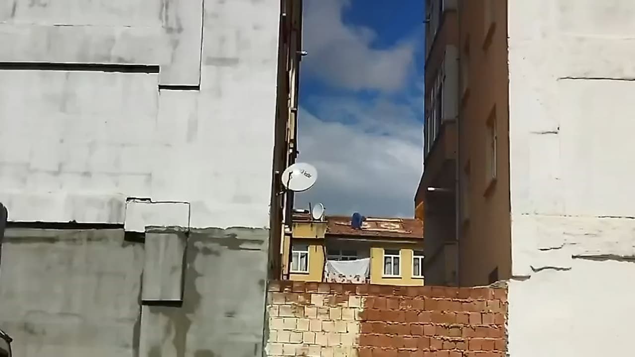 Elazığ'da Metrelerce Yükseklikte Tehlikeli Ev Mesaisi