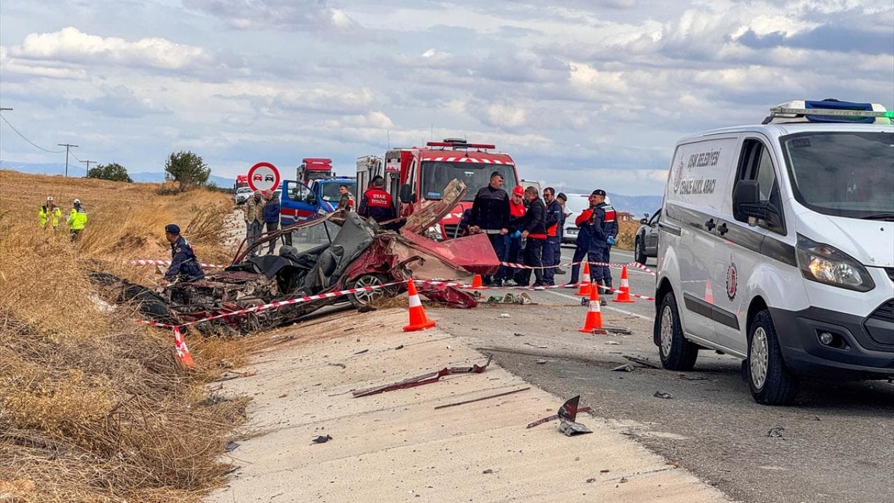 Uşak'ta kamyonla otomobil çarpıştı: 3 ölü