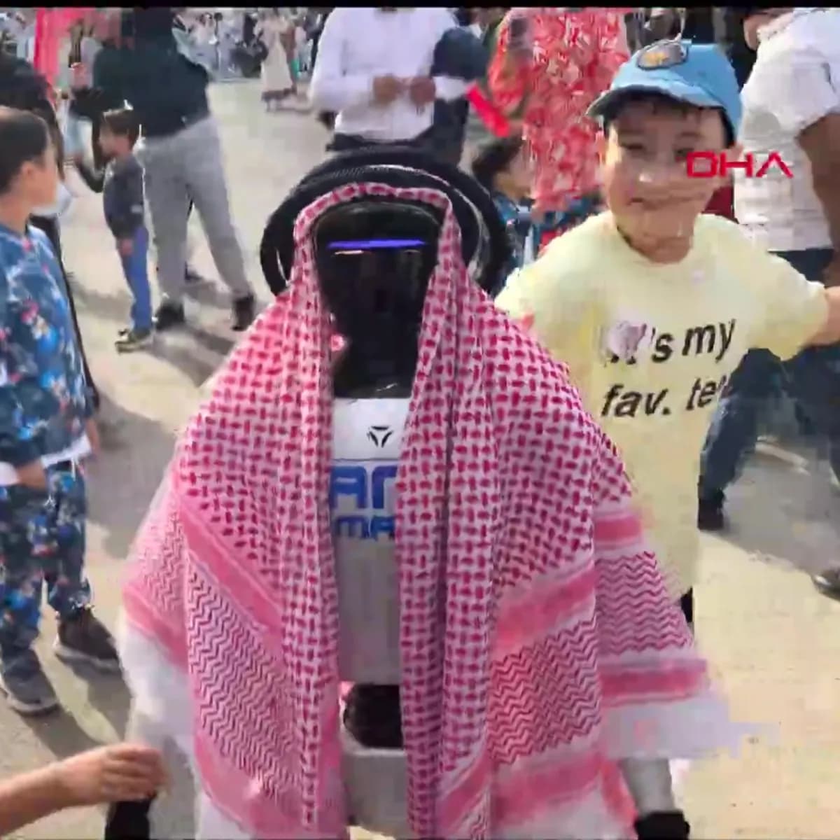 CANİKMAN, TEKNOFEST Güneydoğu’da puşi takıp dans etti