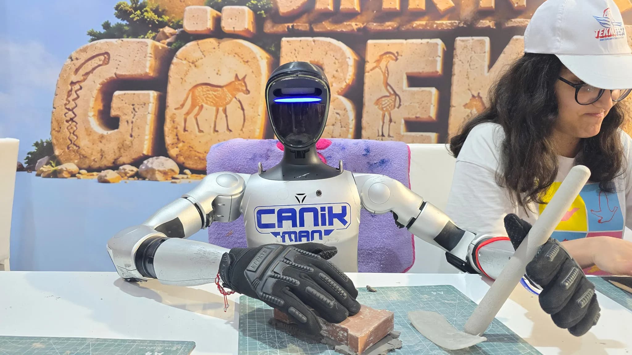 Türkiye'nin ilk nüfusa kayıtlı insansı robotu CANİKMAN, TEKNOFEST Güneydoğu’da puşi takıp dans etti