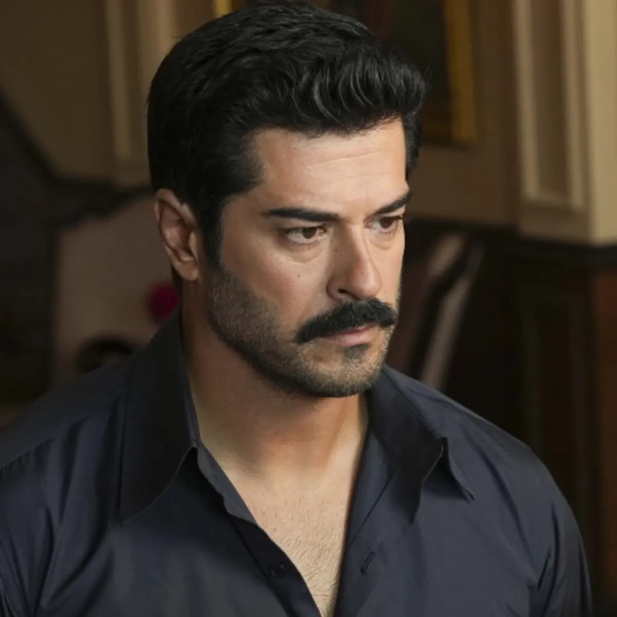 Burak Özçivit'ten Cannes çıkarması