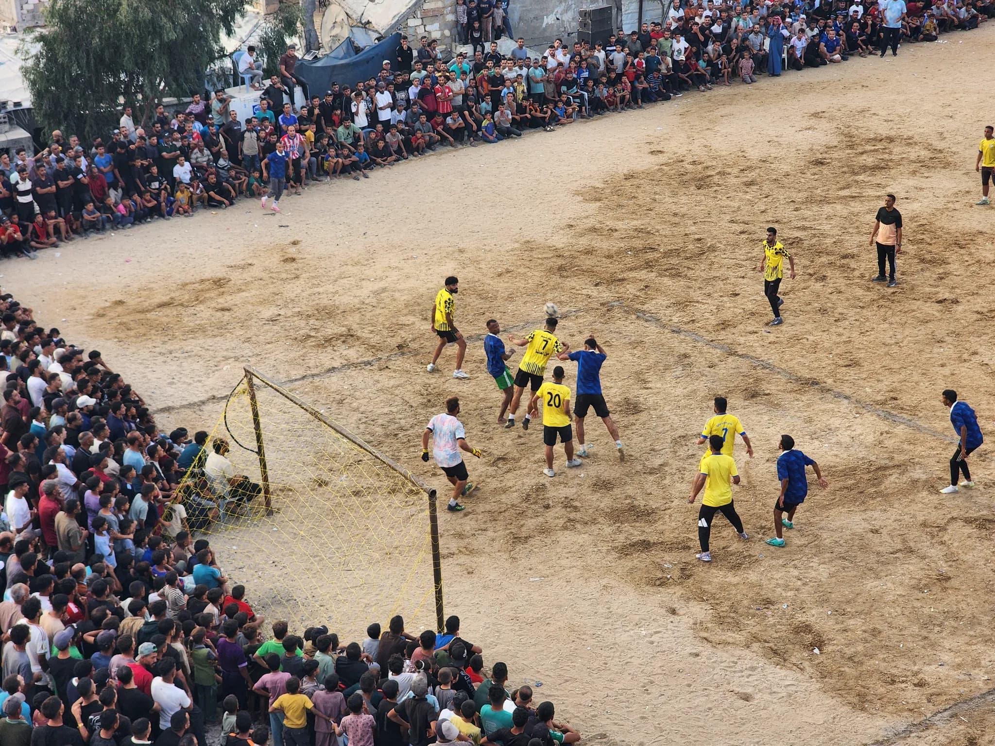 Gazze’de savaşın yıktığı sahaların yerini çadırlar aldı: Yerinden edilen futbolcular dostluk maçı yaptı