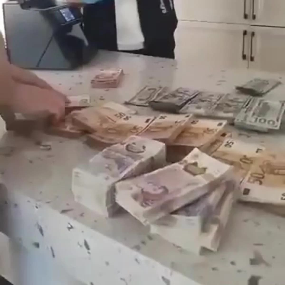 Mersin’deki rüşvet soruşturmasında aramada ele geçirilenler ahaber.com.tr'de! Şüphelinin evinden servet çıktı