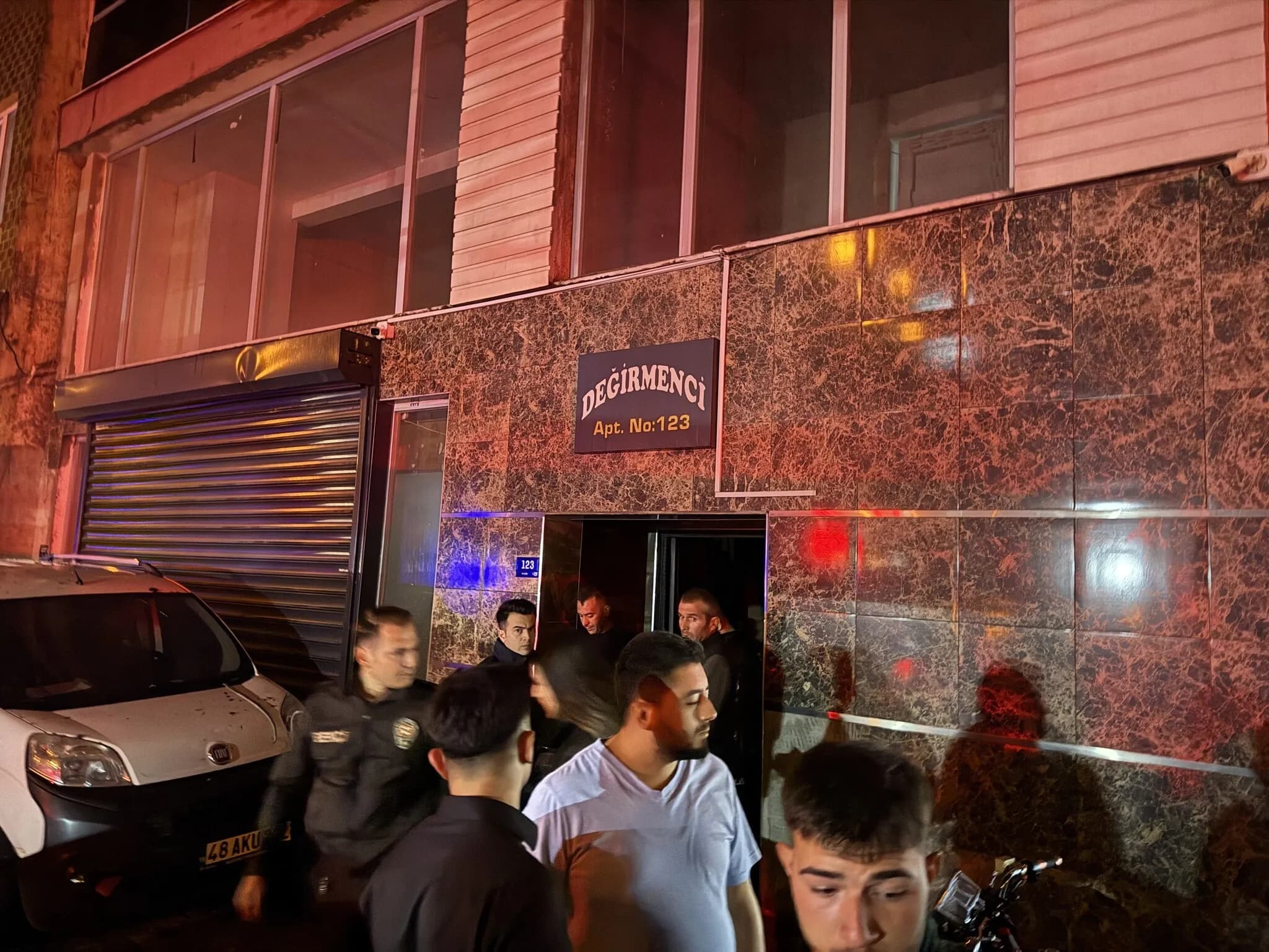 Aydın'da Gece Yarısı Yangın Paniği: 5 Kişi Dumandan Etkilendi