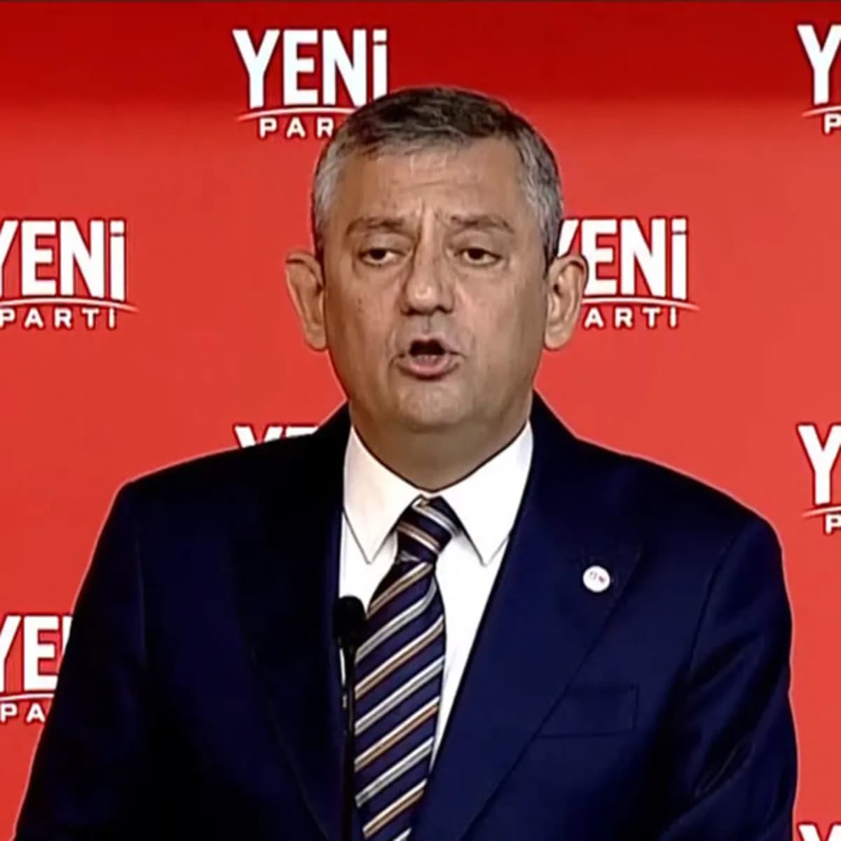 Özgür Özel'in Yolsuzluk İddiaları Karşısındaki Tutumu Tartışılıyor