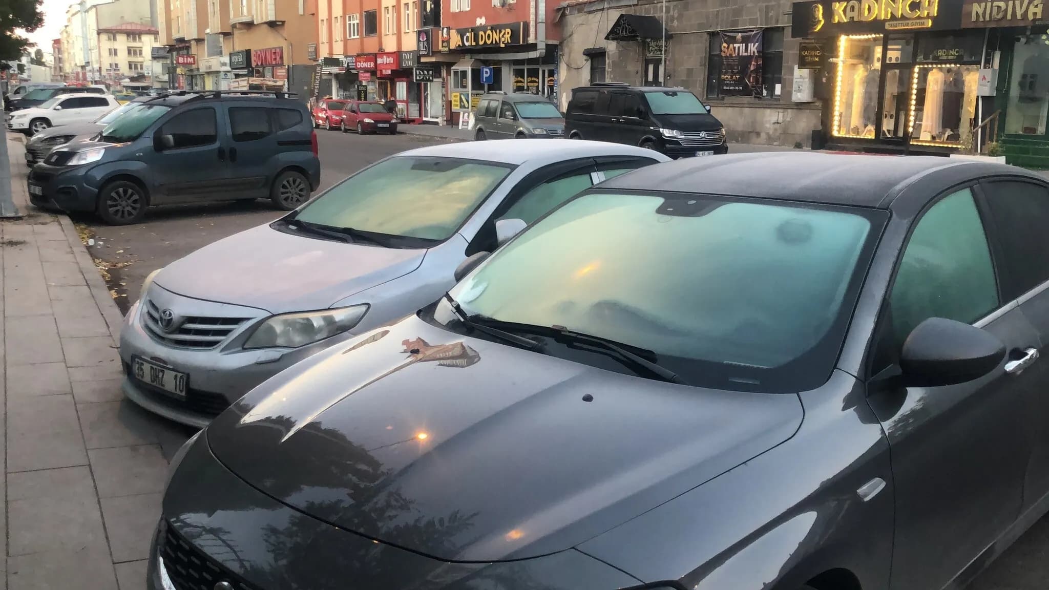 Kars'ta Dondurucu Soğuk: Araç Camları Buz Kütlesine Döndü