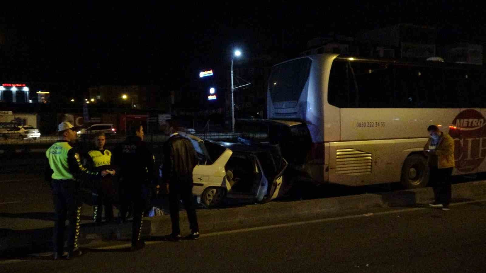 Malatya'da Yol Kenarındaki Otobüse Çarpan Otomobilde 3 Kişi Yaralandı