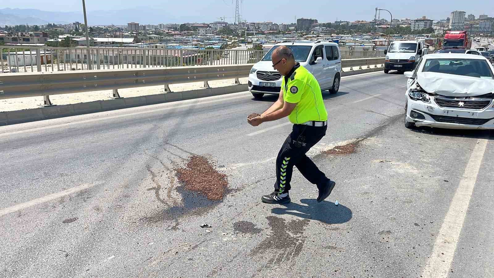 Hatay'da Örnek Polis: Yola Dökülen Yağı Avuçlarıyla Kum Taşıyarak Temizledi