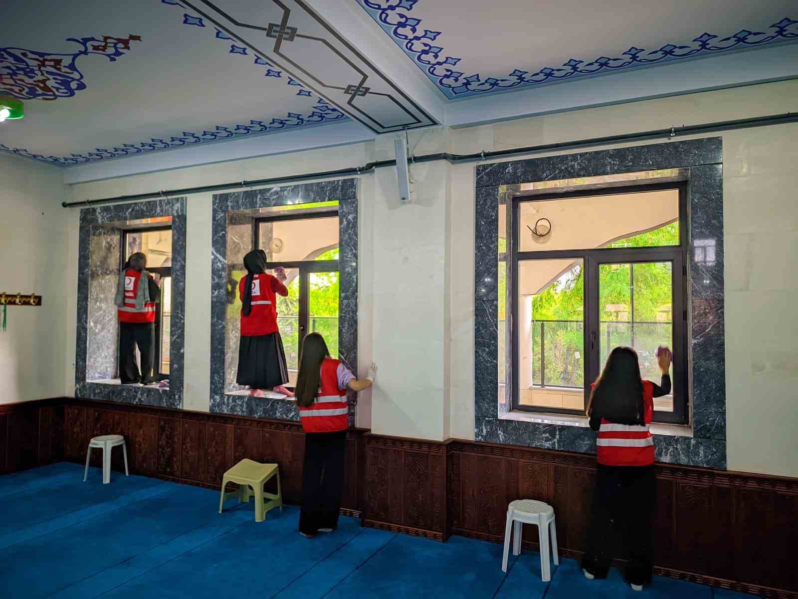 Ağrı'da Kızılay Gönüllülerinden Merkez Camii'ne Temizlik Desteği