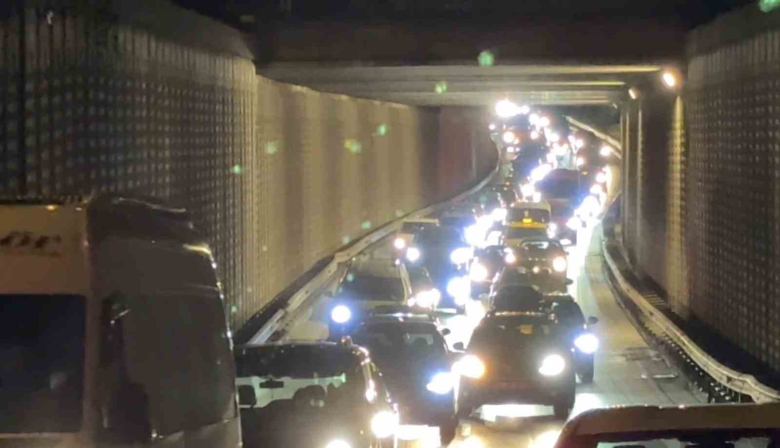 Bursa'da Bariyerlere Çarpan Otomobilde 2 Yaralı