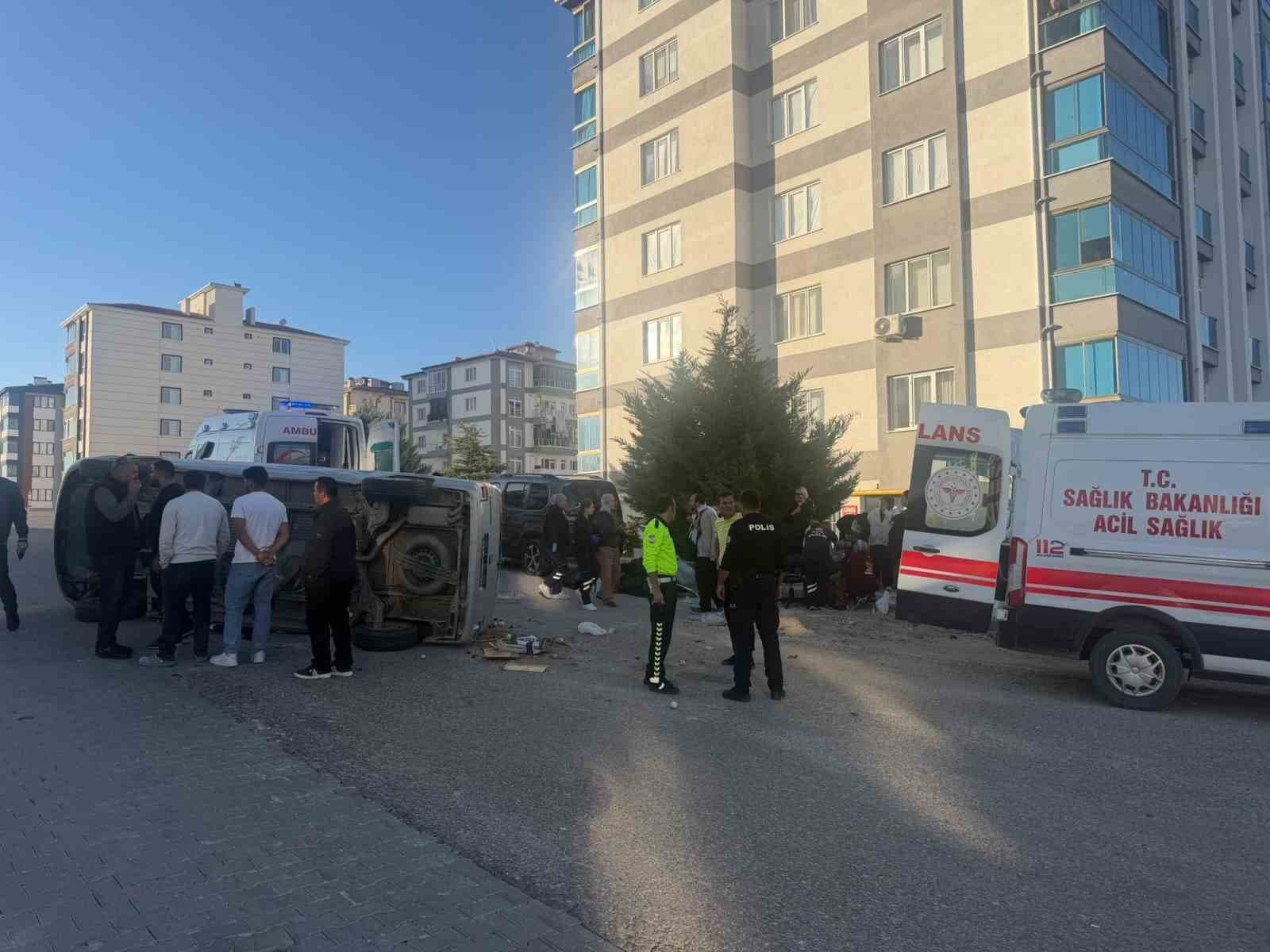 Sivrihisar'da Otomobil ile Minibüs Çarpıştı: 5 Yaralı