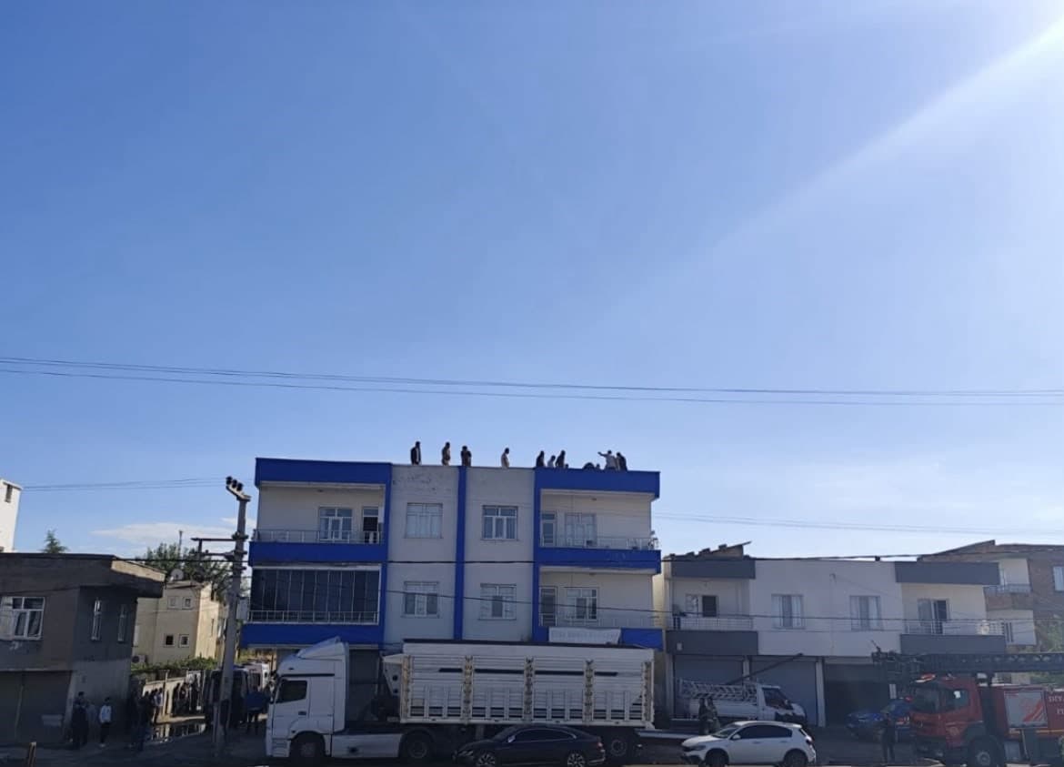 Diyarbakır'da Elektrik Akımına Kapılan Kaynak Ustası Yaşamını Yitirdi, 2 Çırağı Yaralandı