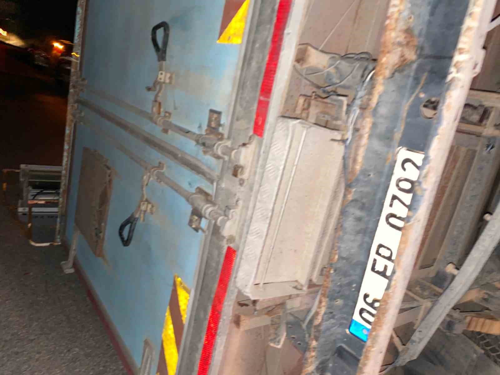 Ankara'da Kamyonet ile Kepçe Çarpıştı: 2 Yaralı