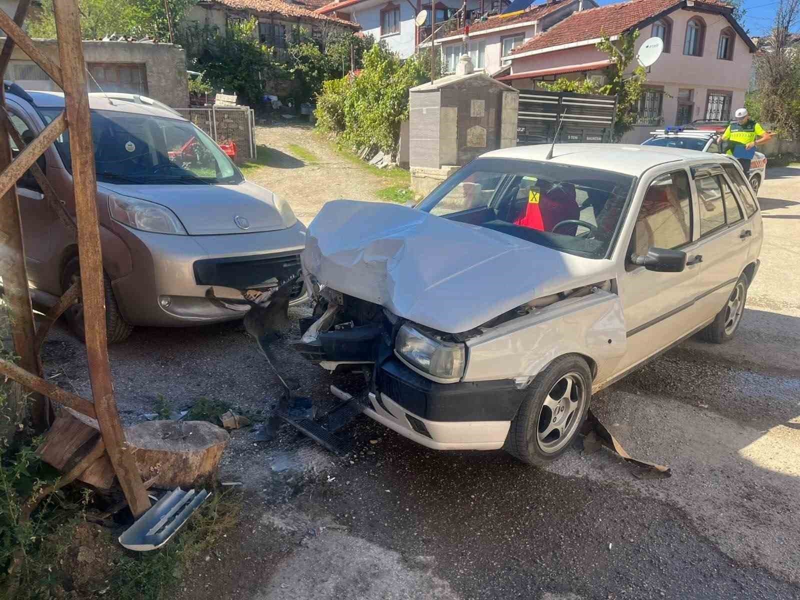 Bilecik'te Trafik Kazası: Otomobil Elektrik Direğine Çarptı