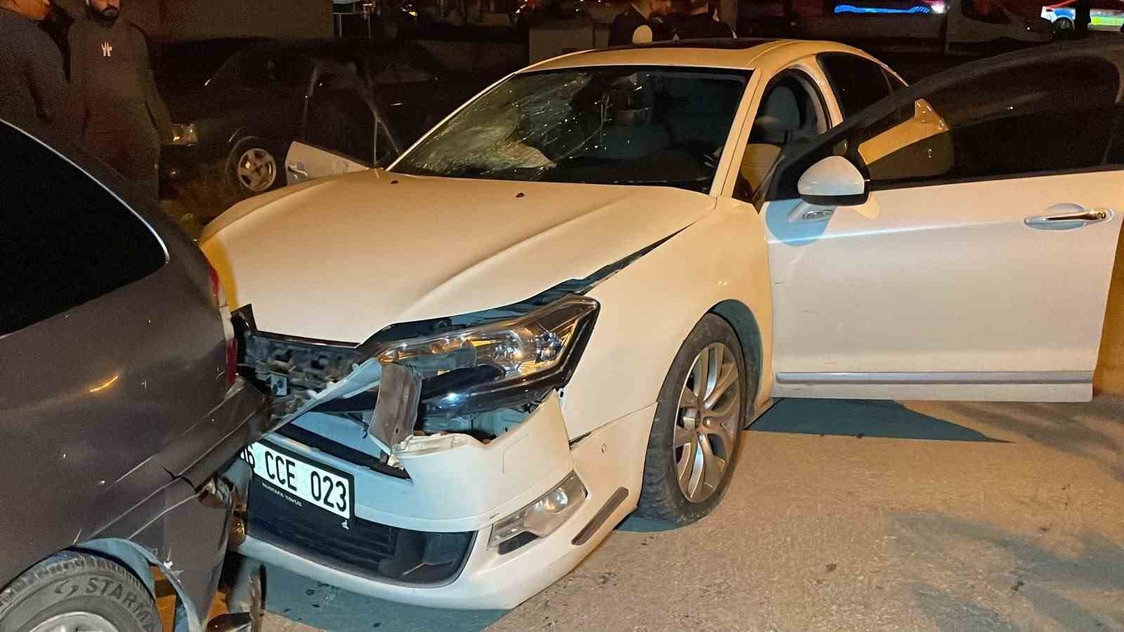 Karaman'da Kavşakta Çarpışan Araçlar: 3 Yaralı