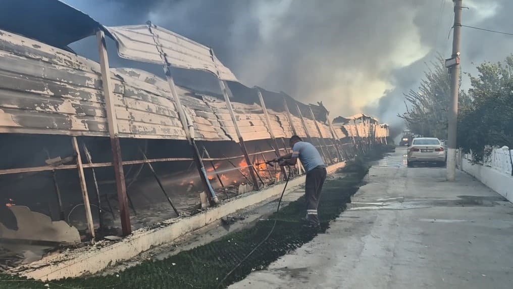 Kuşadası'ndaki Pazar Yerinde Yangın Paniği