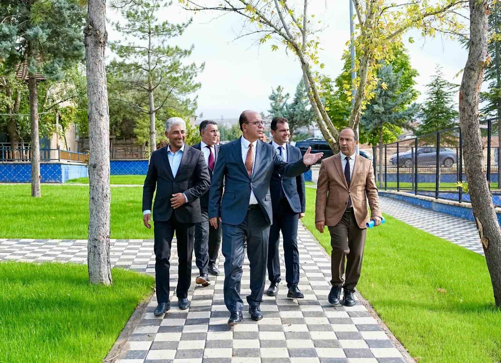 Yeşilyurt’ta parklar yenileniyor, mahalleler güzelleşiyor