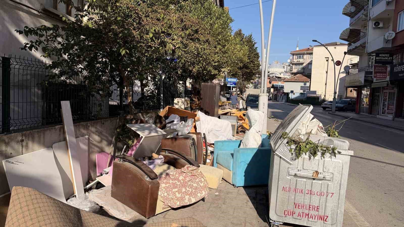 İzmit'te Kaldırımlar Çöplüğe Döndü: Esnaf İsyan Etti