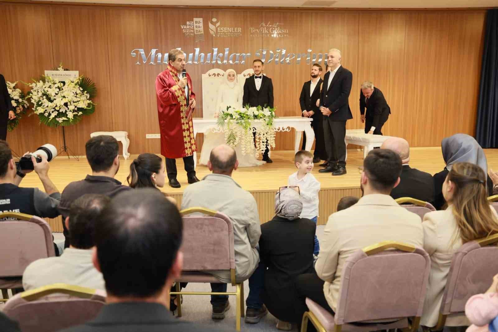 Esenler'de Yeni Nikah Bahçesi'nde Çiftlere Ücretsiz Hatıra Çekimi