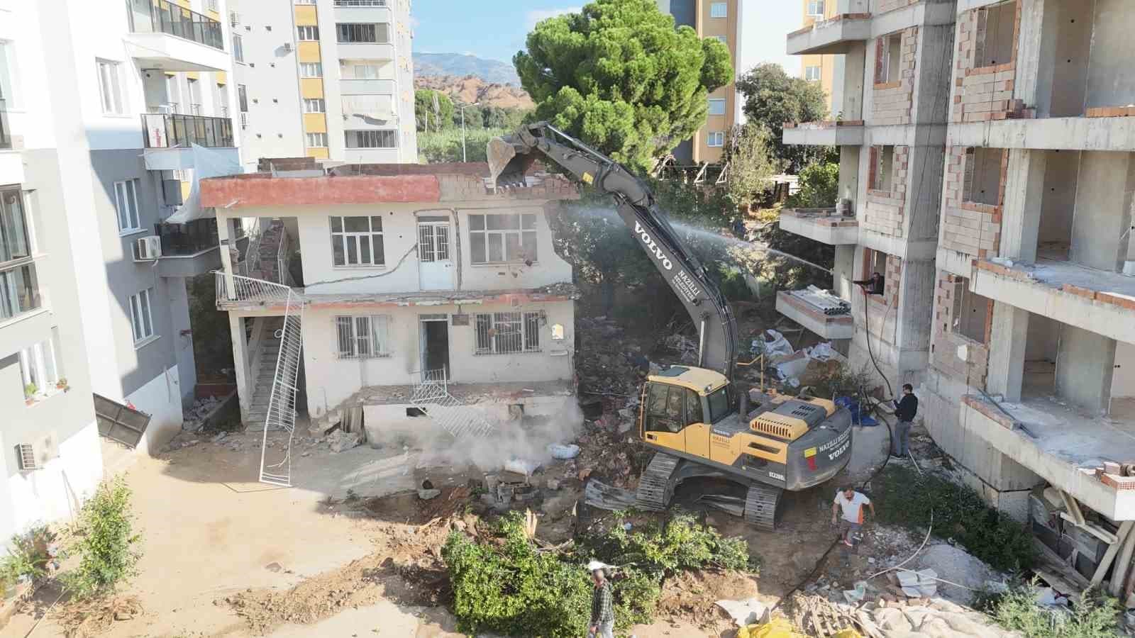 Nazilli'de Trafik Akışını Engelleyen Metruk Bina Yıkıldı