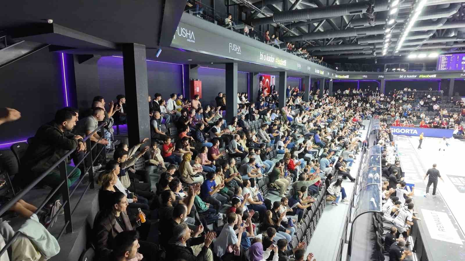 Çayırova Belediyesi Spor Kompleksi İlk Maçında Beğeni Topladı