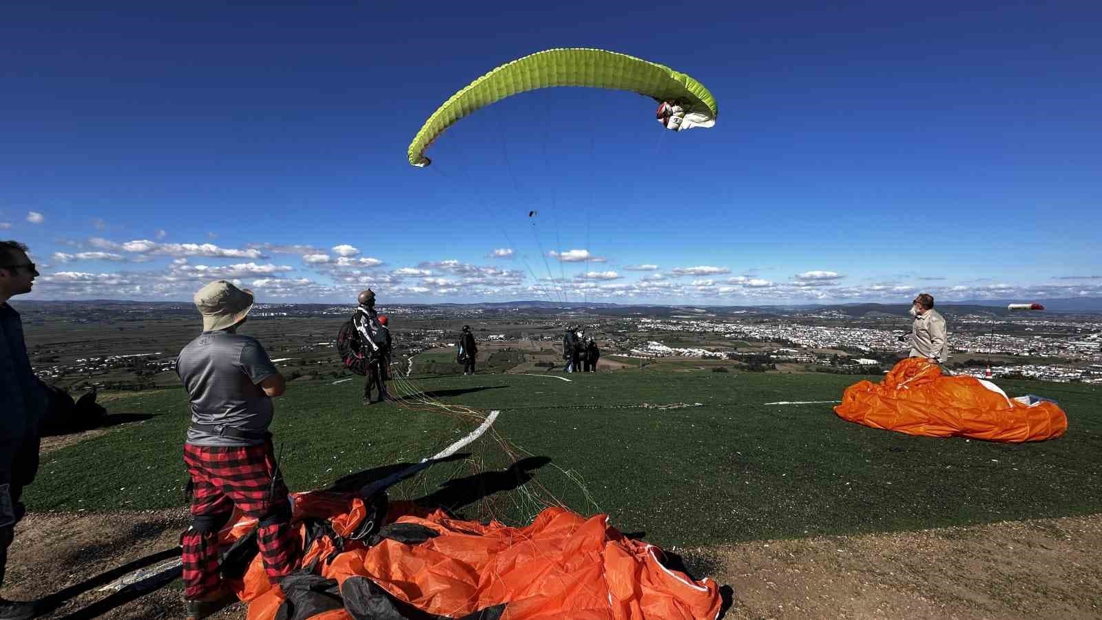 Sakarya'da Güneşli Havayla Birlikte Kıran Tepe'de Yamaç Paraşütü Coşkusu