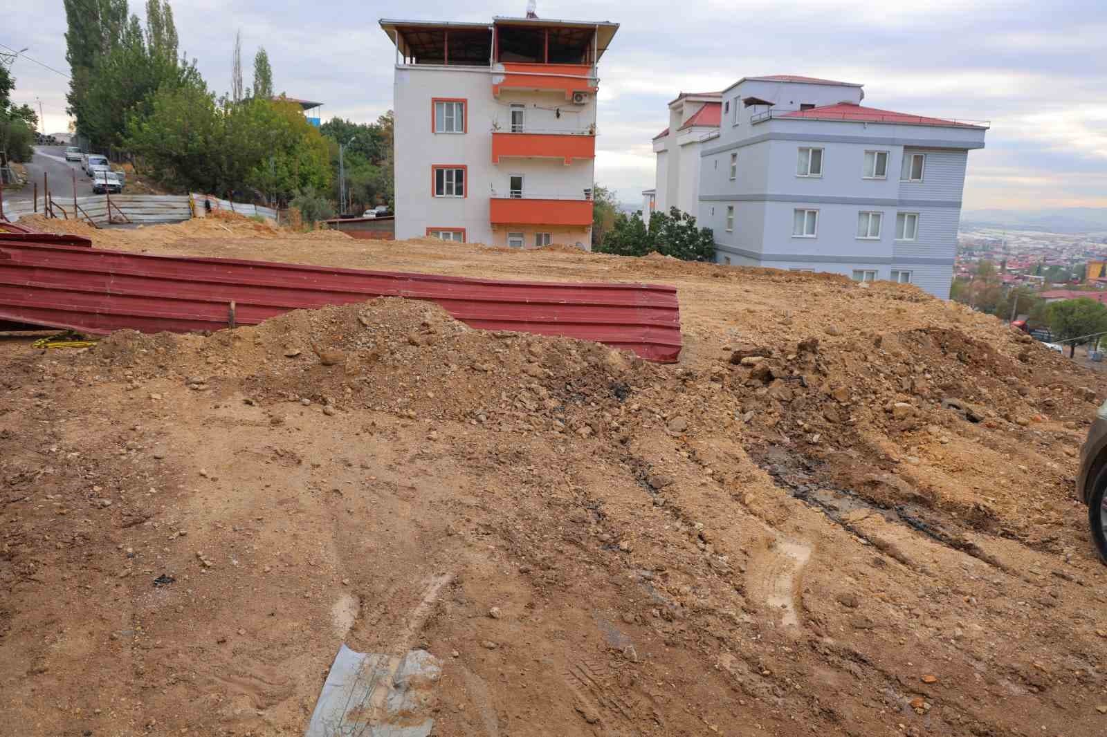 Kahramanmaraş'ta Temel Kazısı Nedeniyle Çöken Yol Toprakla Kapatıldı