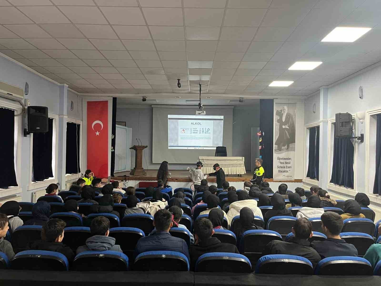 Cide'de Öğrencilere Hayati Trafik Güvenliği Eğitimi