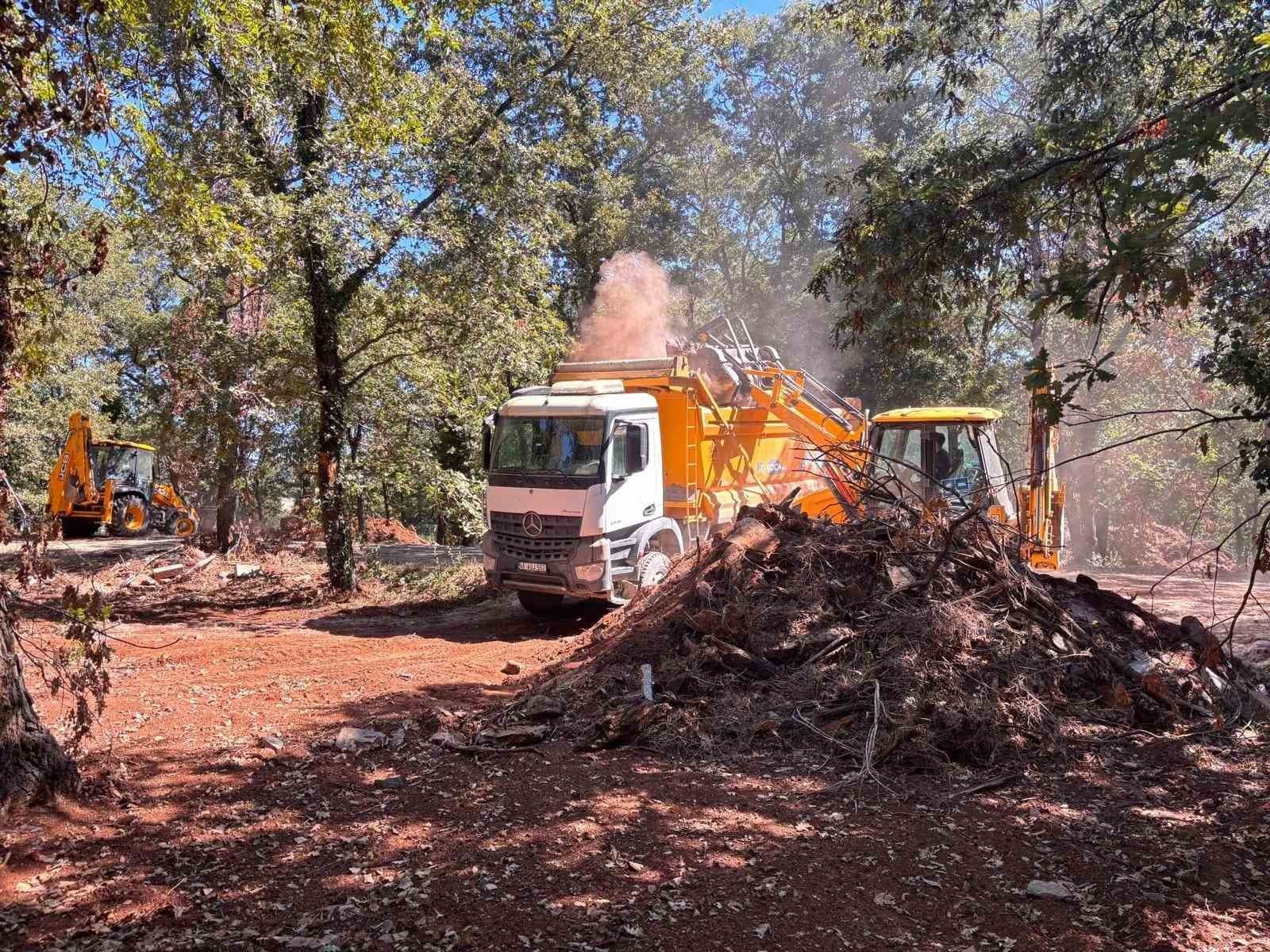 Gebze'nin Kırsal Mahallelerindeki Mezarlıklarda Kapsamlı Bakım Çalışması